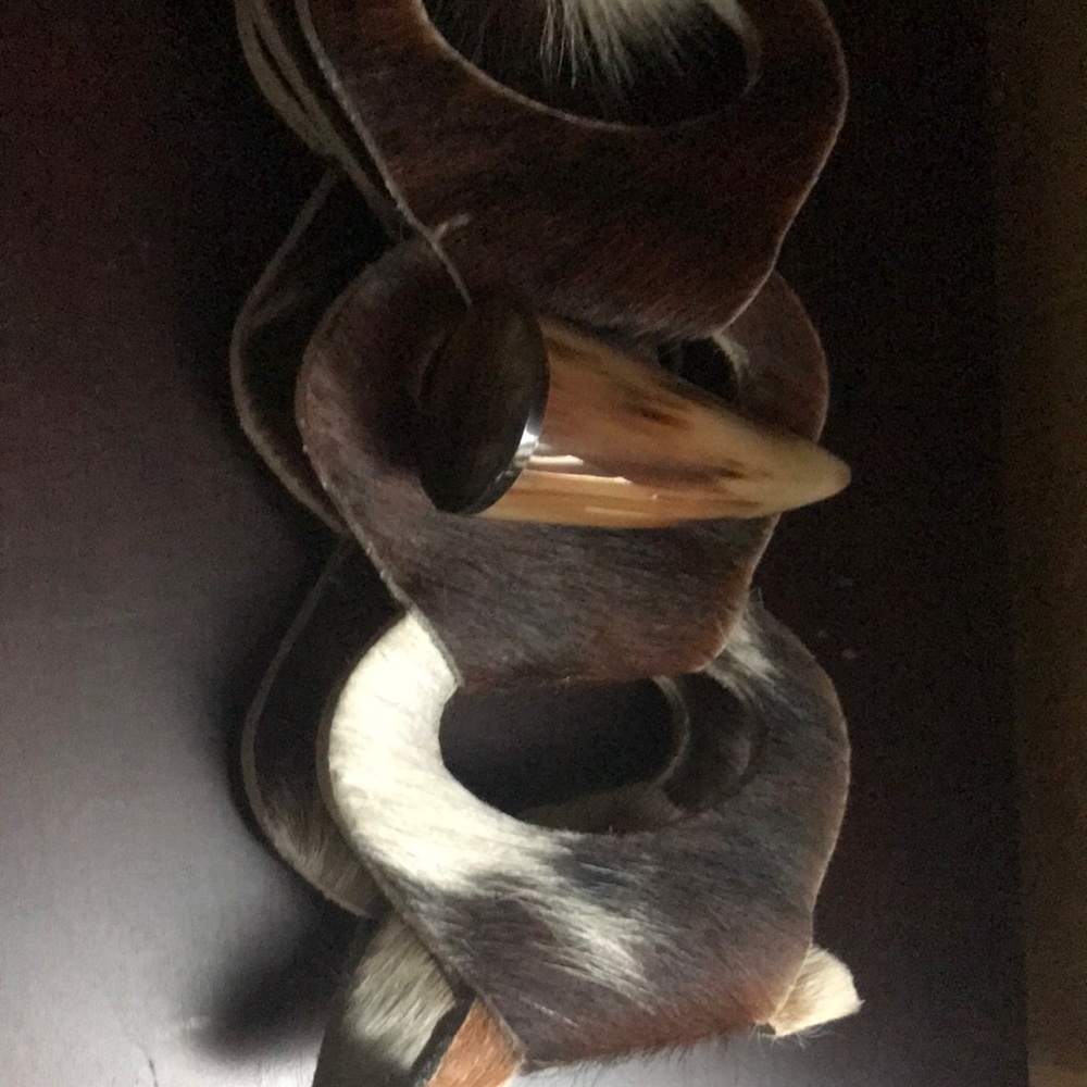 Total show stopper! Unique cowhide belt.